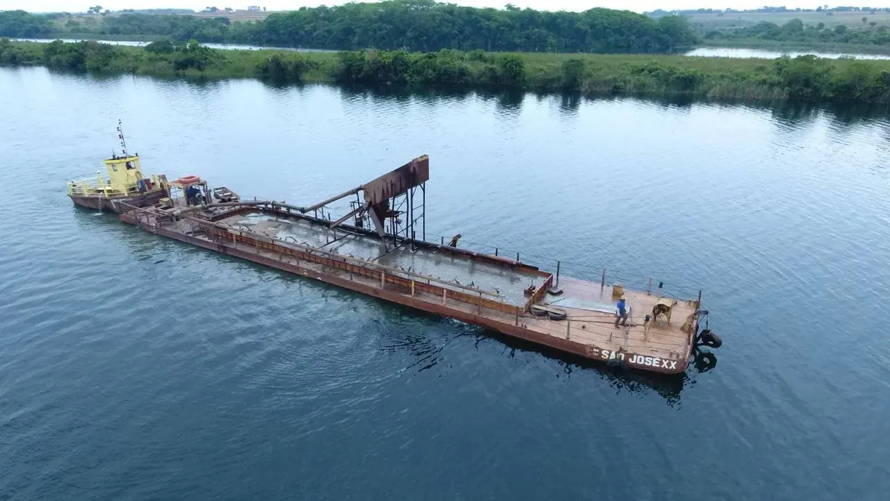 Draga de extração mineral da Concresp vista de outro ângulo