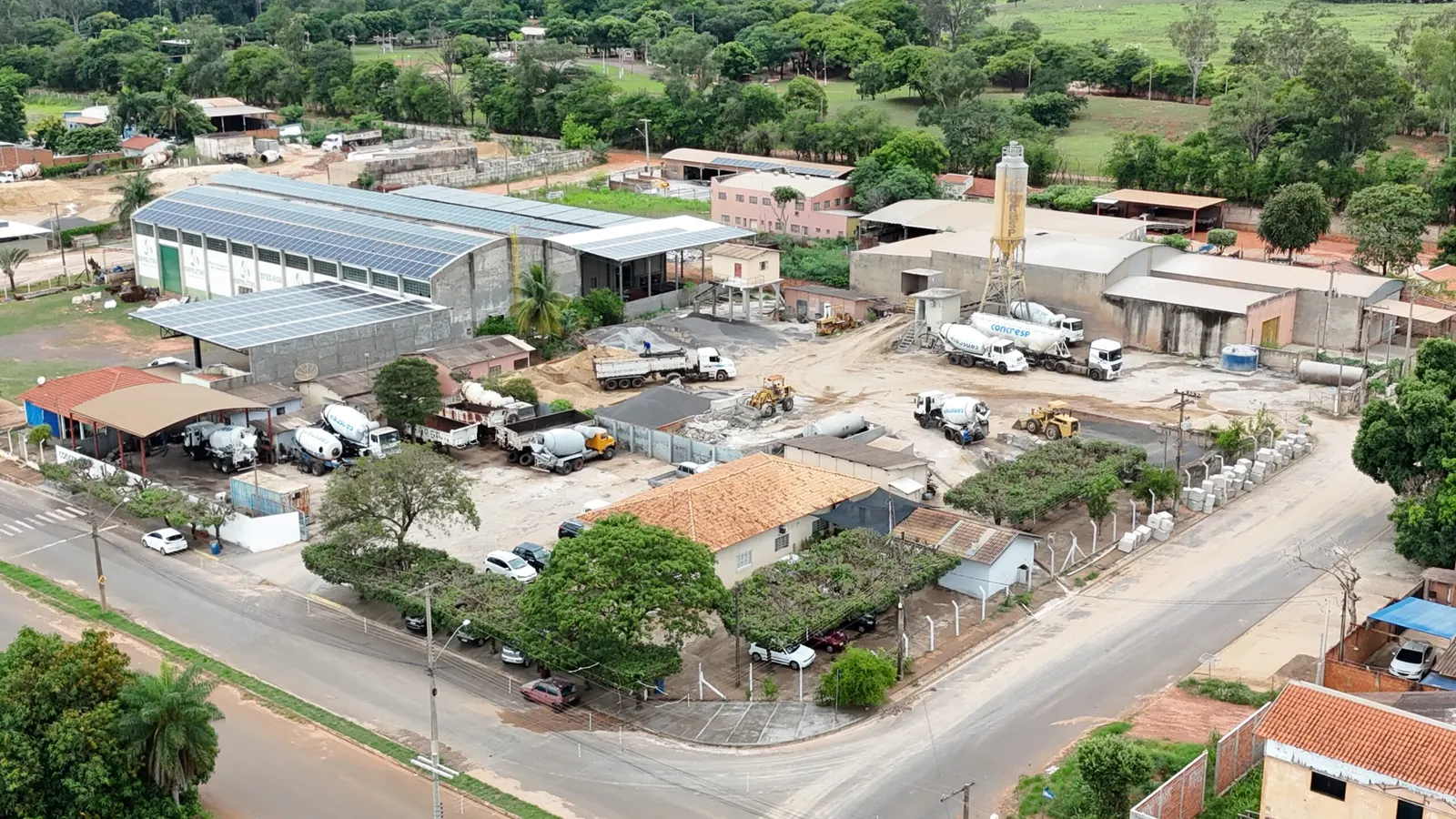 Pátio da Concresp em Andradina com frota de caminhões betoneira e silo de cimento